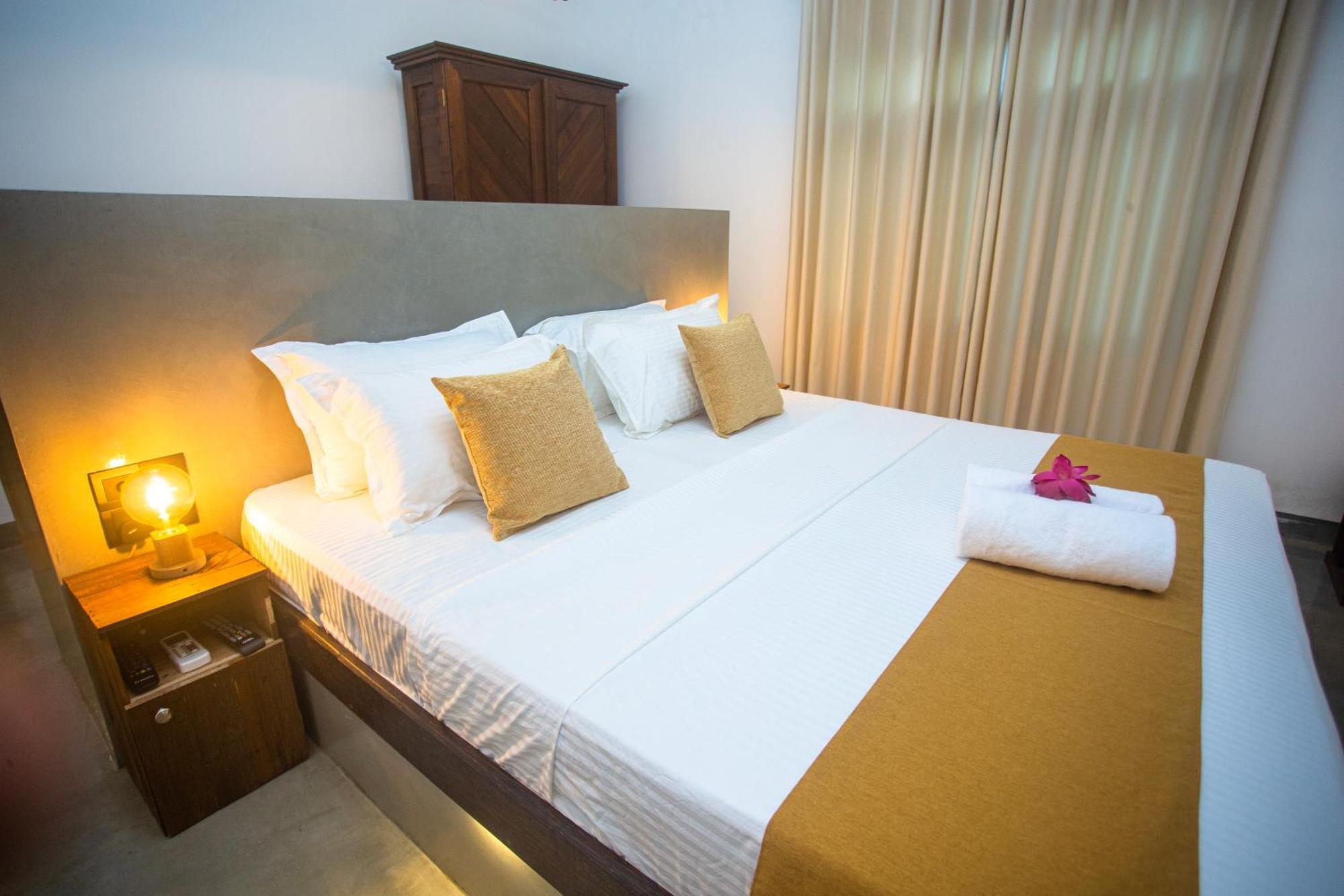 Aki Luna Lagoon Resort Hikkaduwa Exteriör bild