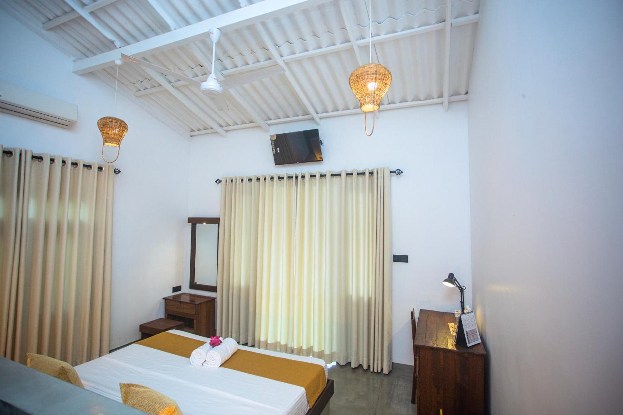 Aki Luna Lagoon Resort Hikkaduwa Exteriör bild