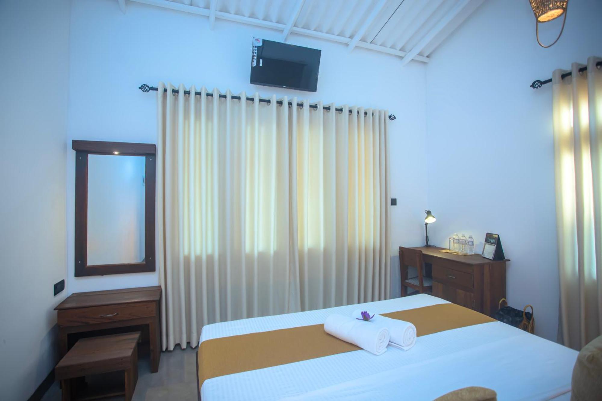 Aki Luna Lagoon Resort Hikkaduwa Exteriör bild