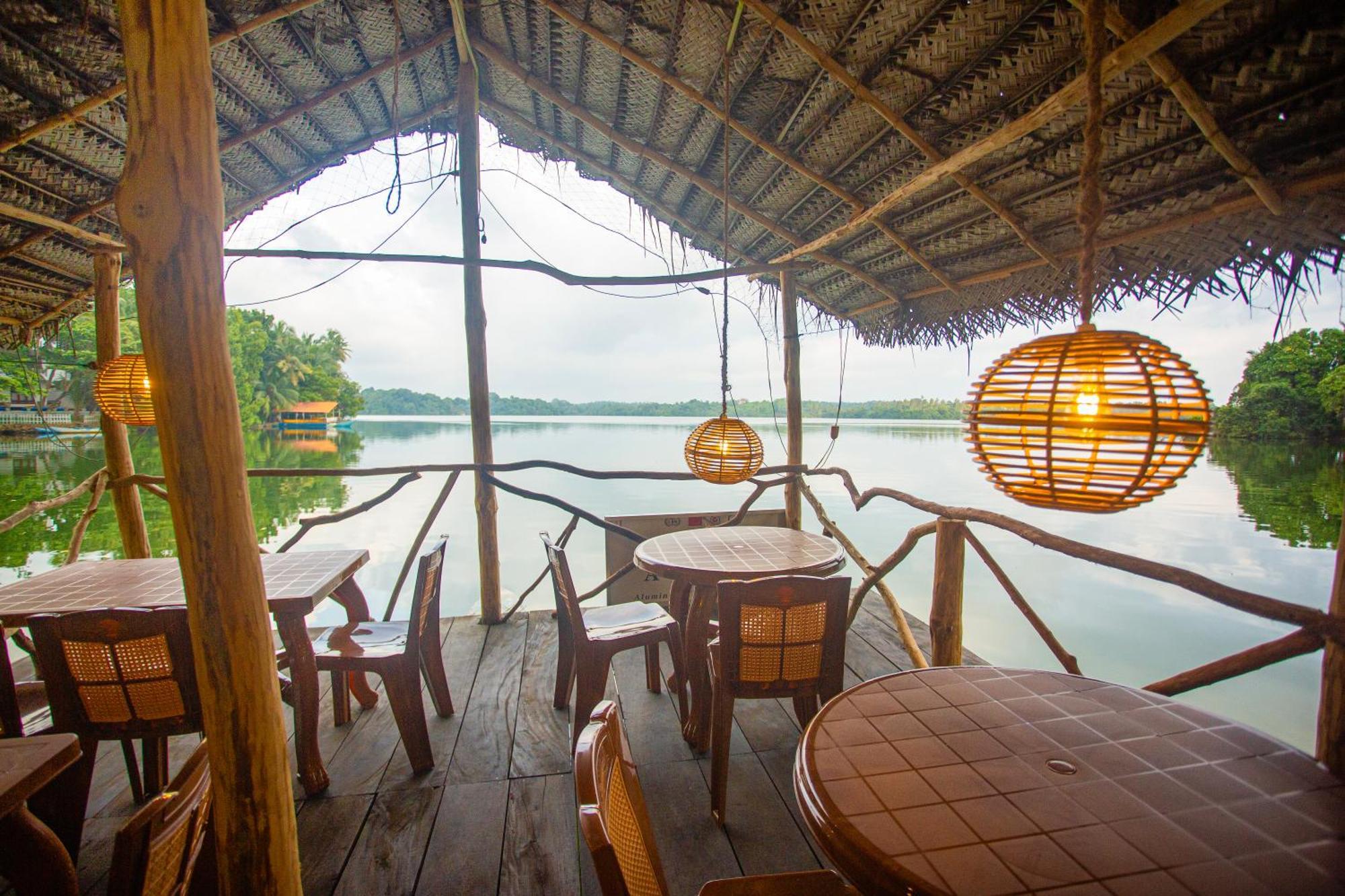 Aki Luna Lagoon Resort Hikkaduwa Exteriör bild