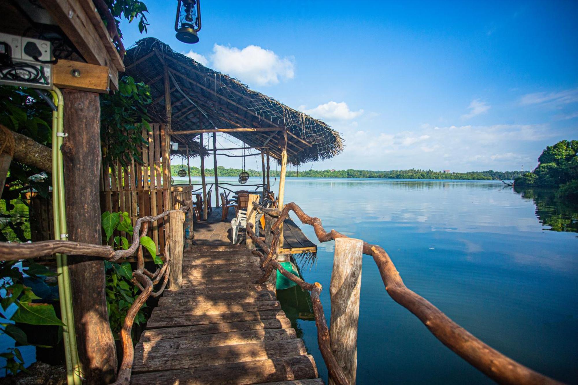Aki Luna Lagoon Resort Hikkaduwa Exteriör bild